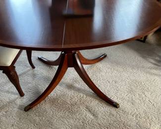 Baker Furniture Georgian-style mahogany pedestal extension dining table