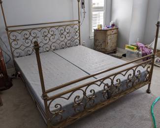 Kreiss Valencia king-size bedframe