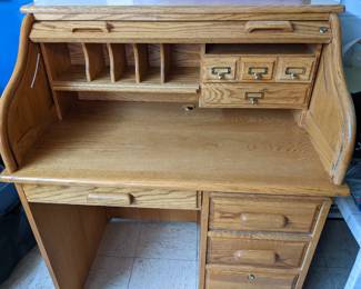Like New Solid Oak Rolltop Desk