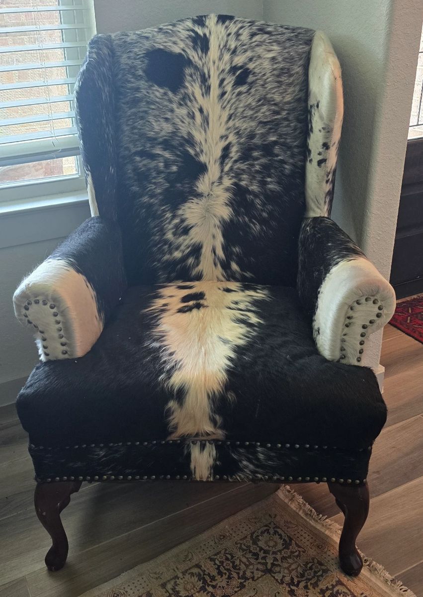Here you go! Grab you a cold beer or a cup of hot coffee! If you like Western your going to LOVE this sale ❤️. Cowhide Wingback Chair