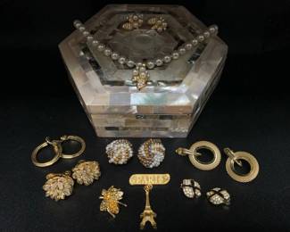 CT676RShell Jewelry Box With Treasures