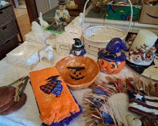 seasonal and decorative items, primarily with a Halloween theme