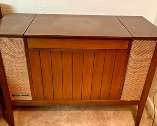 Vintage Mid Century GE Record Console Player-AM/FM Tuner. WORKING