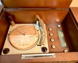Vintage Mid Century GE Record Console Player-AM/FM Tuner. WORKING