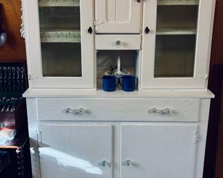 Antique Early 1900 Hoosier Cabinet.
