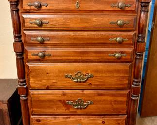 Traditional 5 Drawer Oak Wood Dresser.