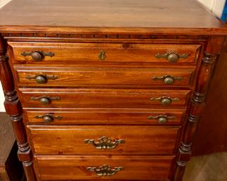 Traditional 5 Drawer Oak Wood Dresser.