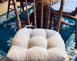 Traditional Oak Dining Set. Table with Leaf and 4 Chairs.