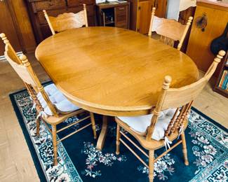 Traditional Oak Dining Set. Table with Leaf and 4 Chairs.