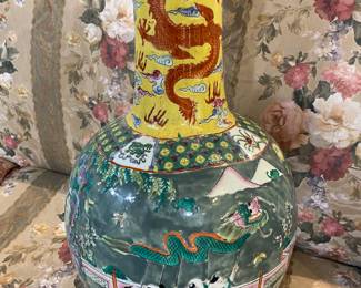 Very large Chinese vase hand painted