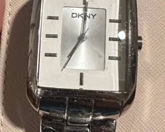 200Oct 22 2025 08 49amUxRW