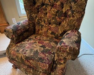 Floral tapestry La-Z-Boy recliner that has 2 matching pillows
