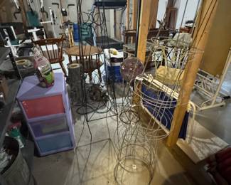 Lots of garden items & metal outdoor stands - storage drawers