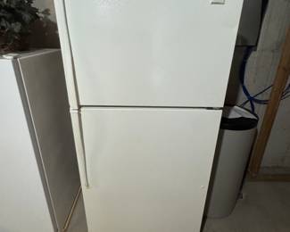 Whirlpool refrigerator model#ET18SKRDW00 - in great working condition and very clean