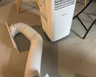 Hisense Portable Working Air Conditioner -6000 BTU with hose as shown 