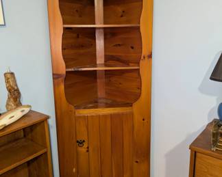 Corner cabinet