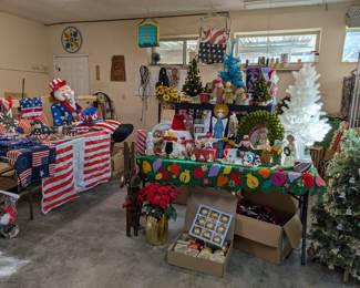 Seasonal decor in the garage : Christmas, Fall & Halloween, Easter, Mardi gras, Fourth of July & Patriotic