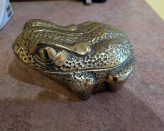 Frog brass lidded box