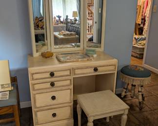 Vintage vanity with detached tri-fold mirror