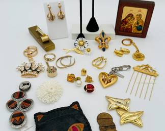 Lots of clever and cute stocking stuffers - a vintage leather cat face coin purse, Southwest design button covers, gold tone shoe buckles, a tiny brass spray gun perfume atomizer, flashy fun key chains, some 1970s vintage Italian "gettone telefonico," (telephone tokens),  gold tone fleur de lis earrings, and more