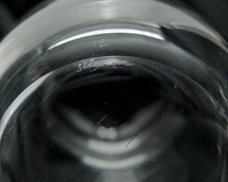 Closeup of signature on the mid-century-modern signed Steuben clear glass cocktail shaker No. 7894 from their “teardrop" series designed by Donald Russell. The body with double pour spouts and the stopper containing a teardrop bubble are signed with etched Steuben signature.