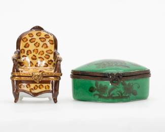 2 Limoges Boxes Leopard Print Chair & Flowers France – Limoges Box One: In the form of an armchair with leopard skin pattern upholstery. Marked on the base with Peint a la main Limoges France and artisan’s signature. Limoges Box Two: A fan-shaped box painted dark green with shaded black flowers, hand painted at the workshops of Le Chambrelain in Limoges, France. Marked on the base with Limoges France stamp in green paint, and Le Chambrelain Hand Painted Made in France in script.