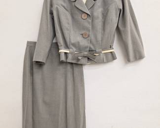Vintage Bramson's Chicago 50s/60s light grey wool skirt suit with straight skirt and a 3/4 length sleeve short waisted jacket with accent belt