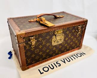 Another look at the 1980s vintage Louis Vuitton monogram Boite Bouteilles train case, a hard-sided trunk case crafted of Louis Vuitton Monogram coated canvas with a vachetta leather top handle, reinforced brass corner plates, S lock and two latches. The top opens to a beige leather interior with a full mirror set in the lid, vachetta leather belts for bottles, and a removable tray insert. Comes with a dust bag, name tag, and keys. Certificate of authenticity from Entropy.