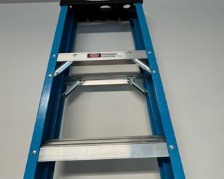 M134 - $50. Werner 8' FS108 Ladder. 250#. 