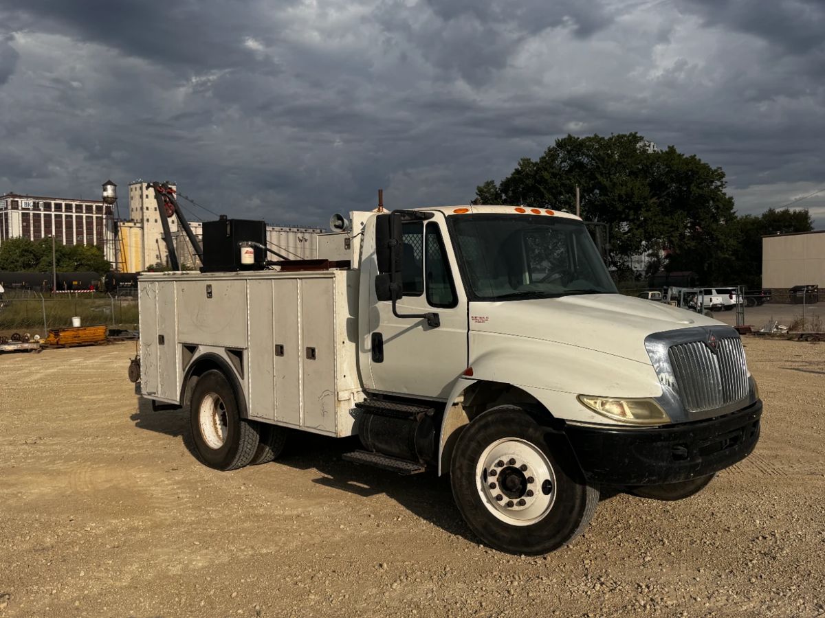 2004 International 4400 Truck w/Winch
