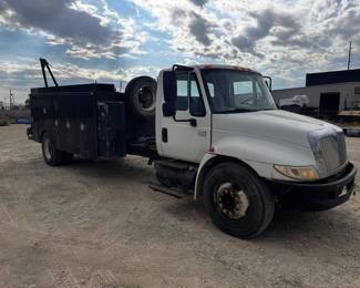 2005 International 4300 Truck w/Winch
