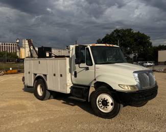 2004 International 4400 Truck w/Winch