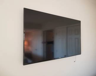 Flat screen TV with mounting bracket