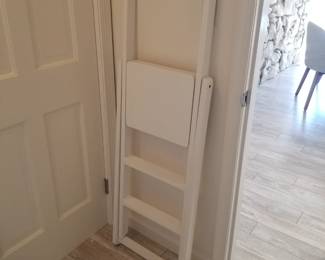 Fold flat stepladder