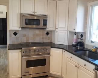 Crisp white kitchen with 30" Viking range & 30: Viking microwave oven mfg. Feb. 2014