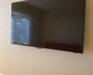 Flat screen TV with mounting bracket