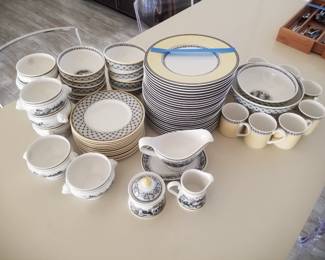Villeroy & Boch Audun Fleur fine china from the House & Garden Collection. Dishwasher and microwave safe