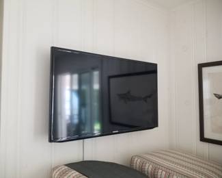 Flat screen TV with mounting bracket