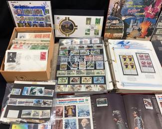 ASSORTED STAMPS COLLECTION, U.S. BICENTENNIAL ERA, BRITAIN, 1995 SINGAPORE, U.S. COMMEMORATIVES, 1941 A WORLD AT WAR