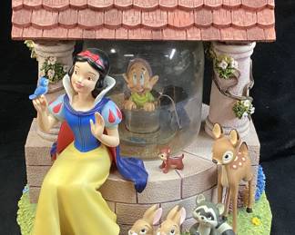 VTG. DISNEY SNOW WHITE MUSICAL SNOW GLOBE SMALL CRACK ON 1 PILLAR NO SHIPPING PICKUP ONLY