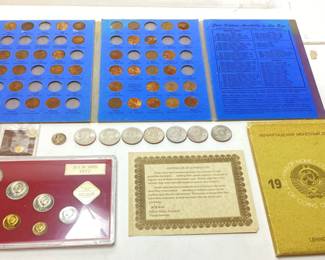 ASSORTED COINS, LINCOLN PENNIES, SUSAN B ANTHONY DOLLARS, 1 SILVER MERCURY DIME, 1 SMALL 8kt GOLD COIN & 1977 ISRAEL COIN SET