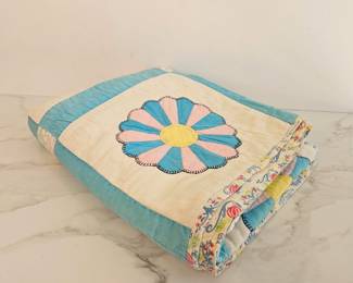 Lot 8986 Vintage Handmade Dresden Plate Pattern Quilt