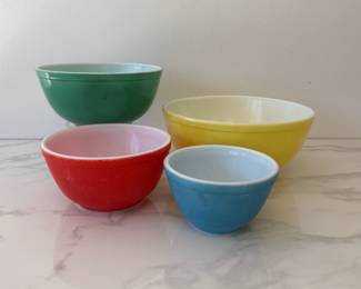 Lot 8939 Vintage 1940s Pyrex Nesting Mixing Bowl Set