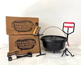 Lot 9111 Lodge Cast Iron Camp Ovens 8 Qt  6 Qt  Dutch Oven Lid Lifters  Lid Stand