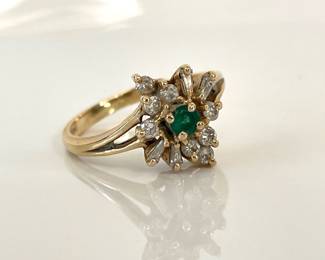 Lot 8538 14K Gold GreenWhite Stone Ring