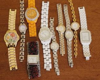 11 Women’s Wristwatches, Mixed Models