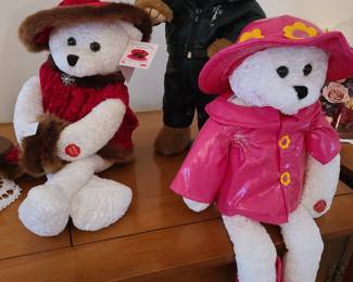 Chantilly Lane "Singing" bears lot