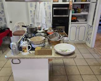 Kitchen Small Appliances, Pots, Pans, Baking pans