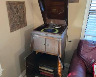 Victrola VV-110 with Albums