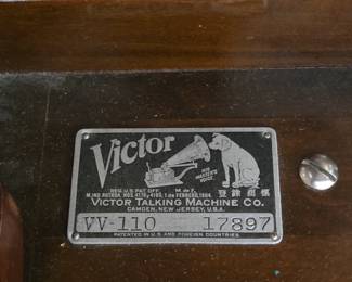 Victrola VV-110 with Albums